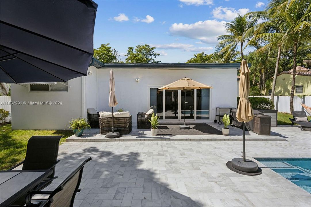 Recently Sold: $1,050,000 (3 beds, 2 baths, 1887 Square Feet)