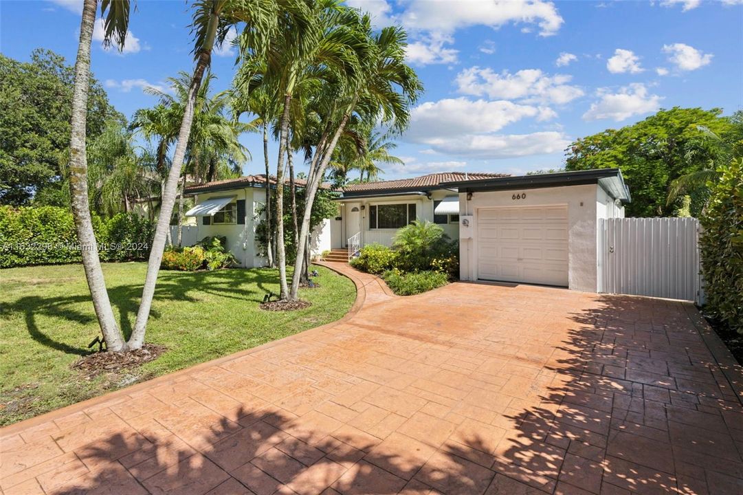 Recently Sold: $1,050,000 (3 beds, 2 baths, 1887 Square Feet)