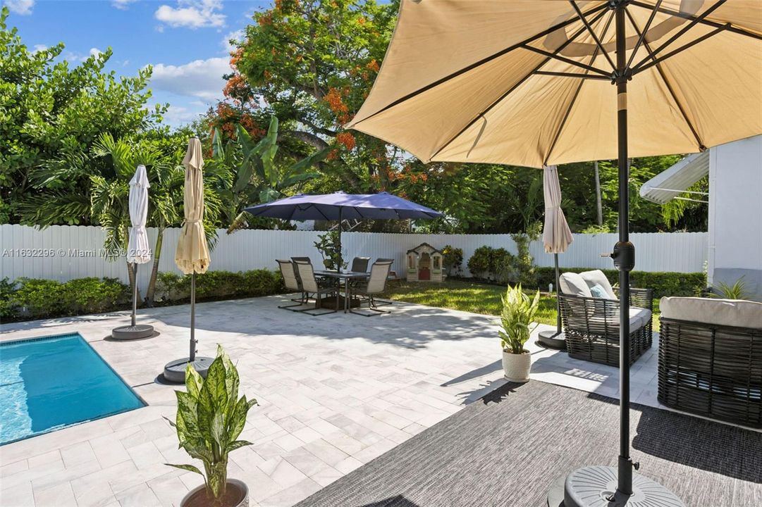 Recently Sold: $1,050,000 (3 beds, 2 baths, 1887 Square Feet)