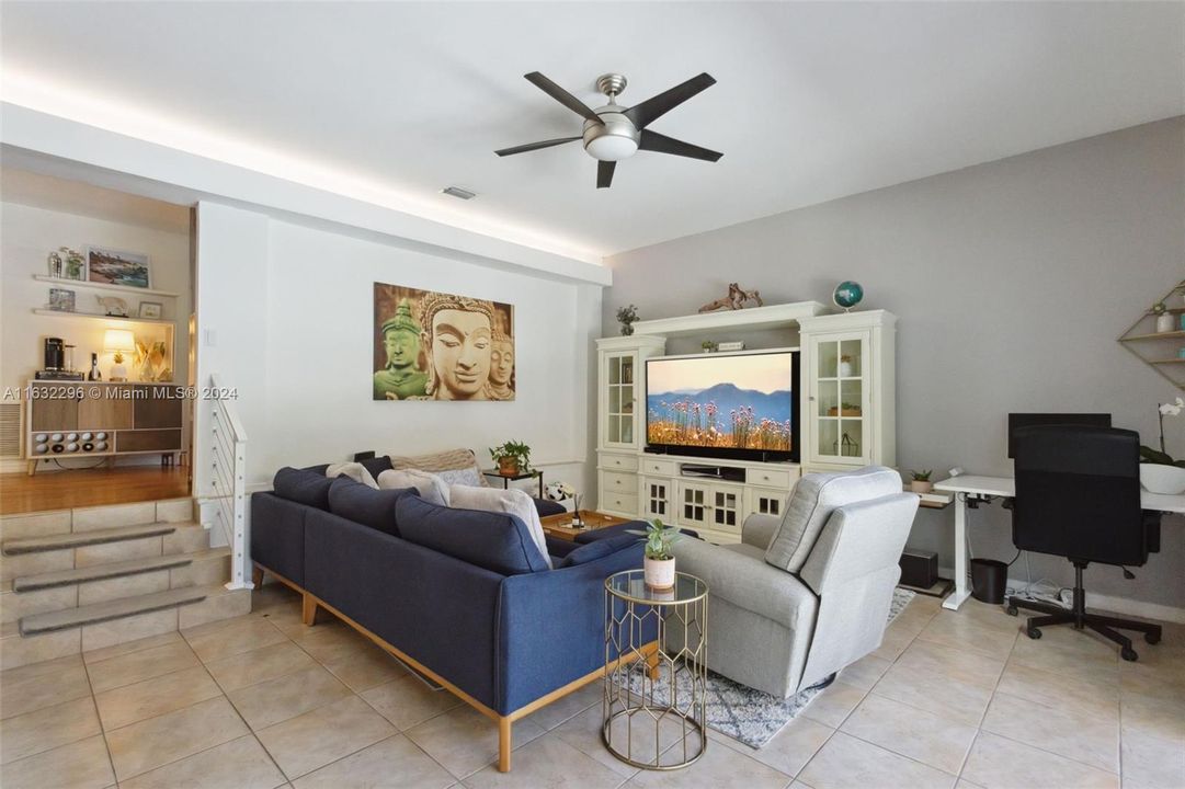 Recently Sold: $1,050,000 (3 beds, 2 baths, 1887 Square Feet)
