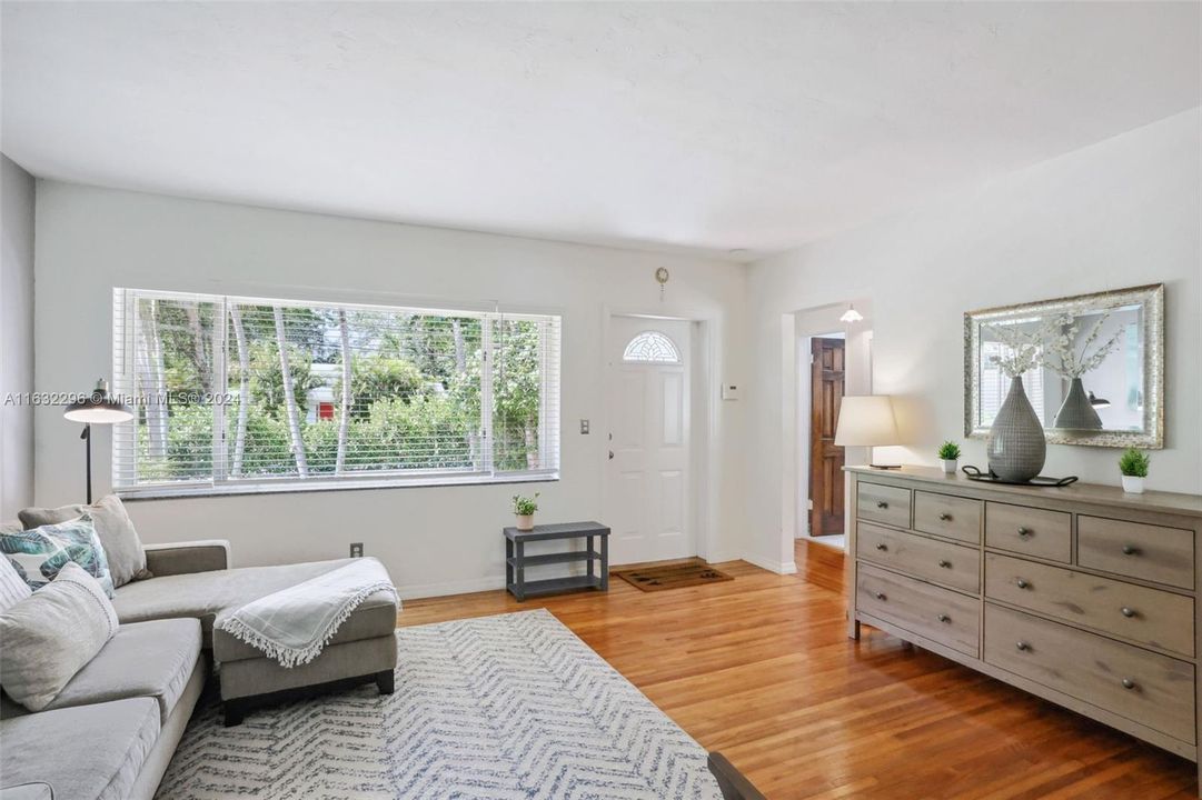 Recently Sold: $1,050,000 (3 beds, 2 baths, 1887 Square Feet)