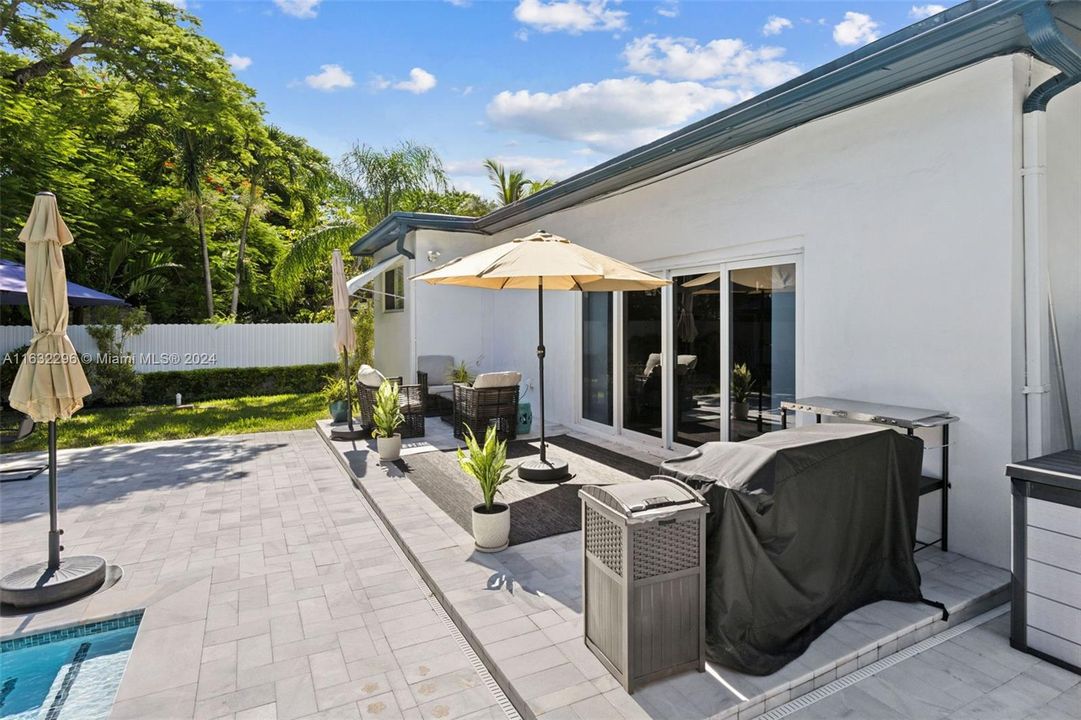 Recently Sold: $1,050,000 (3 beds, 2 baths, 1887 Square Feet)