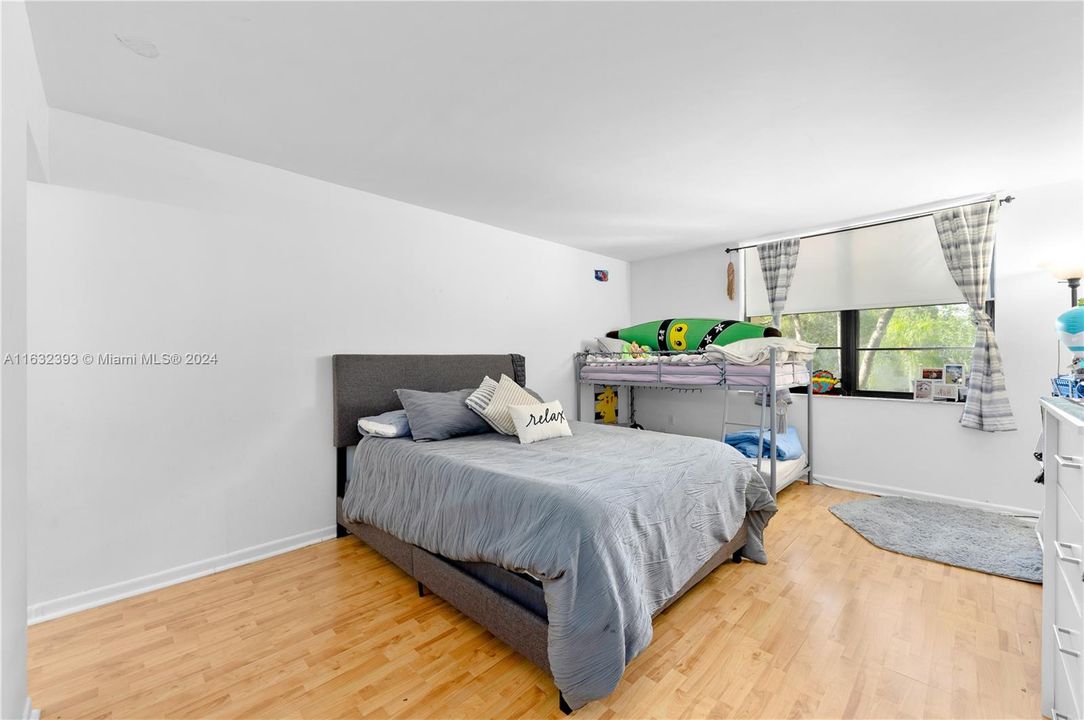 Active With Contract: $2,000 (1 beds, 1 baths, 787 Square Feet)