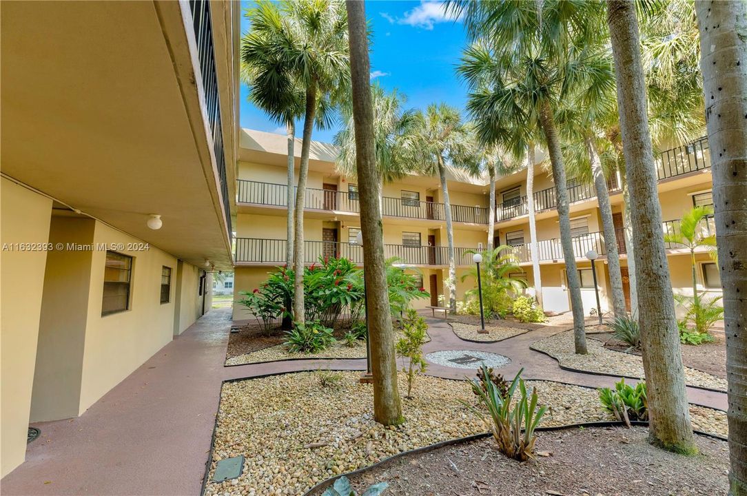 Active With Contract: $2,000 (1 beds, 1 baths, 787 Square Feet)