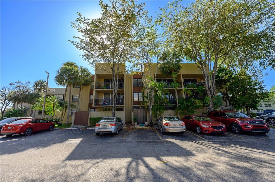 Active With Contract: $2,000 (1 beds, 1 baths, 787 Square Feet)