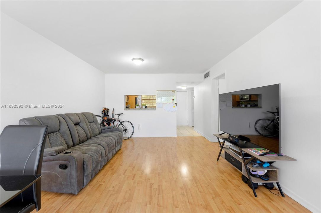 Active With Contract: $2,000 (1 beds, 1 baths, 787 Square Feet)