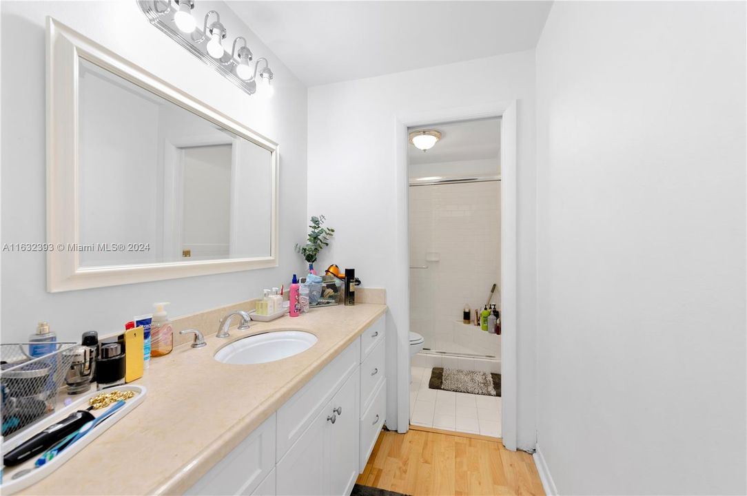 Active With Contract: $2,000 (1 beds, 1 baths, 787 Square Feet)