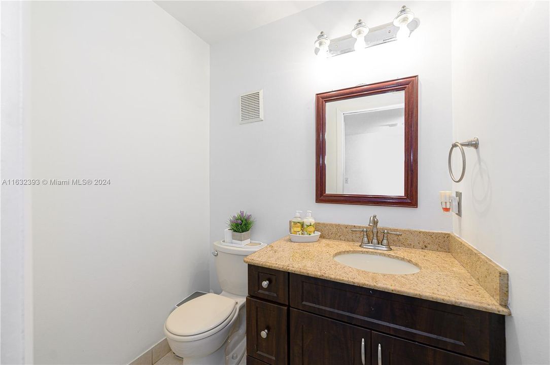 Active With Contract: $2,000 (1 beds, 1 baths, 787 Square Feet)