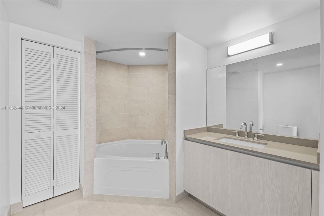 Recently Rented: $3,086 (1 beds, 1 baths, 955 Square Feet)