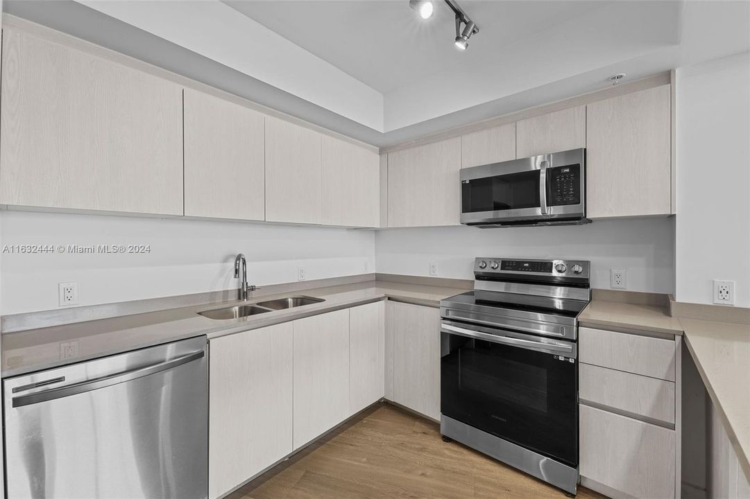 Recently Rented: $3,086 (1 beds, 1 baths, 955 Square Feet)