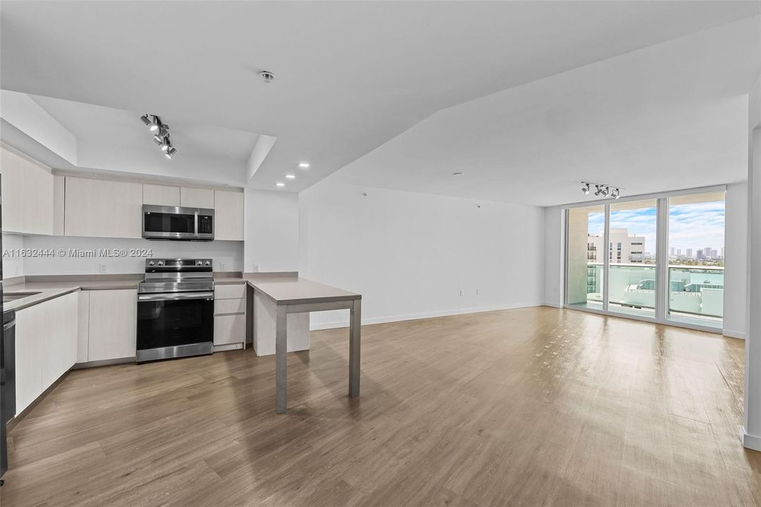 Recently Rented: $3,086 (1 beds, 1 baths, 955 Square Feet)