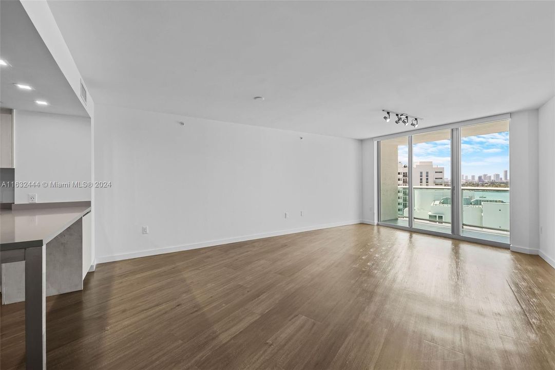 Recently Rented: $3,086 (1 beds, 1 baths, 955 Square Feet)