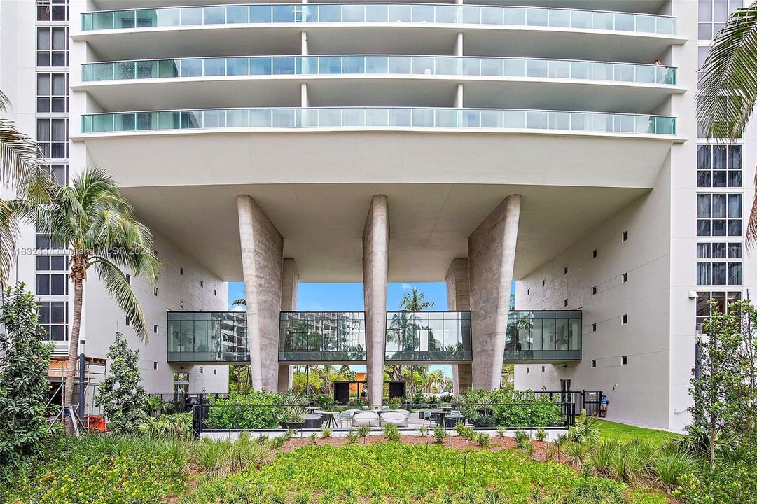 Recently Rented: $3,086 (1 beds, 1 baths, 955 Square Feet)