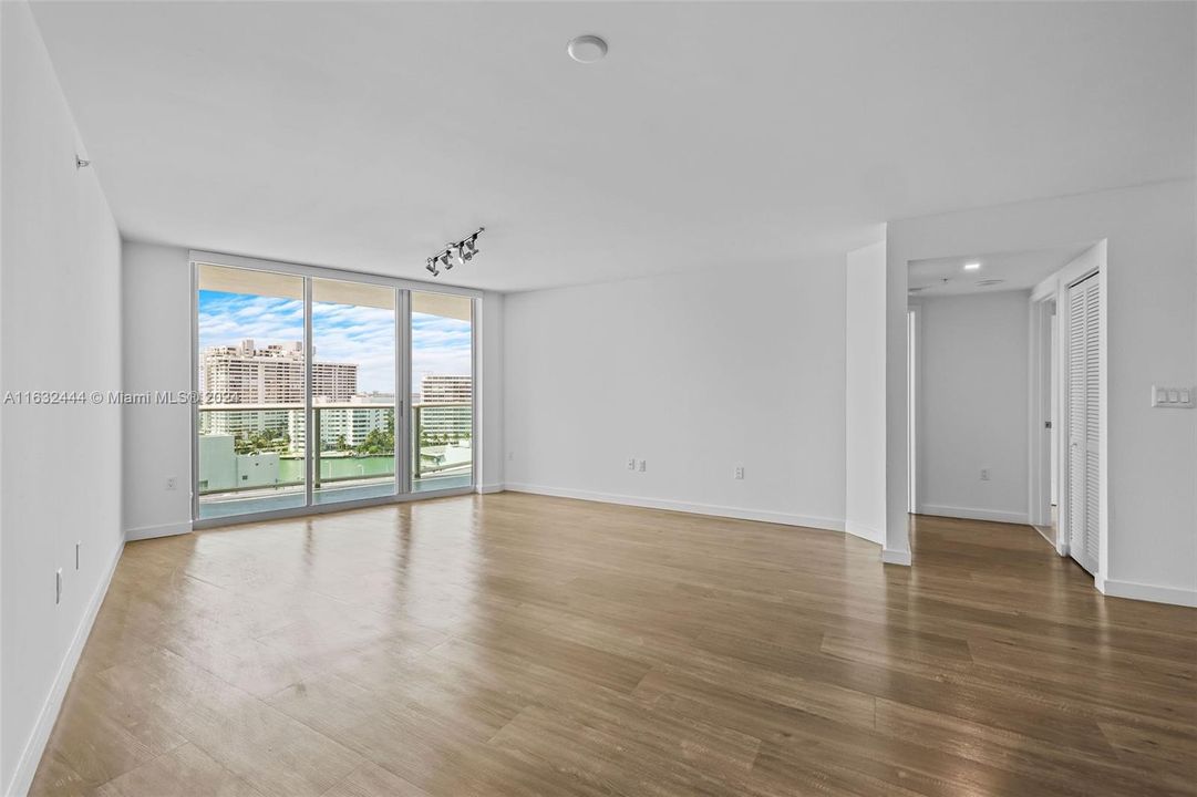 Recently Rented: $3,086 (1 beds, 1 baths, 955 Square Feet)