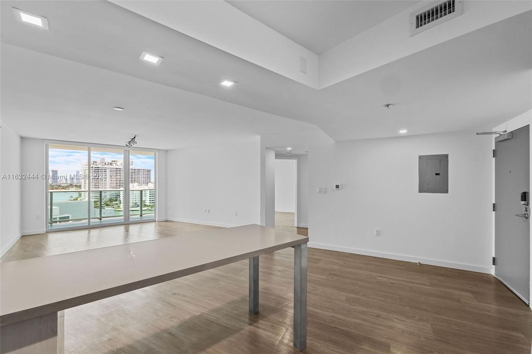 Recently Rented: $3,086 (1 beds, 1 baths, 955 Square Feet)