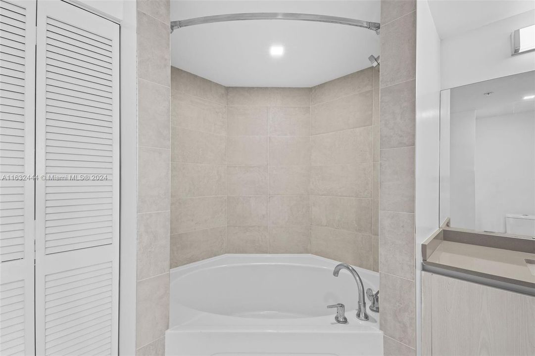 Recently Rented: $3,086 (1 beds, 1 baths, 955 Square Feet)