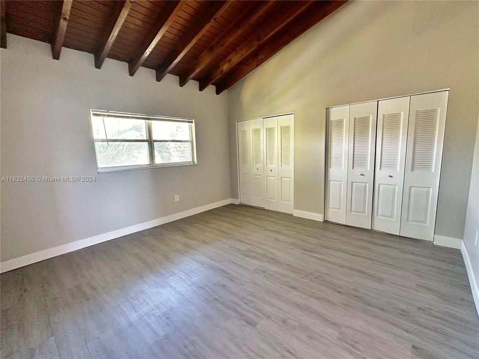 For Sale: $315,000 (2 beds, 1 baths, 954 Square Feet)