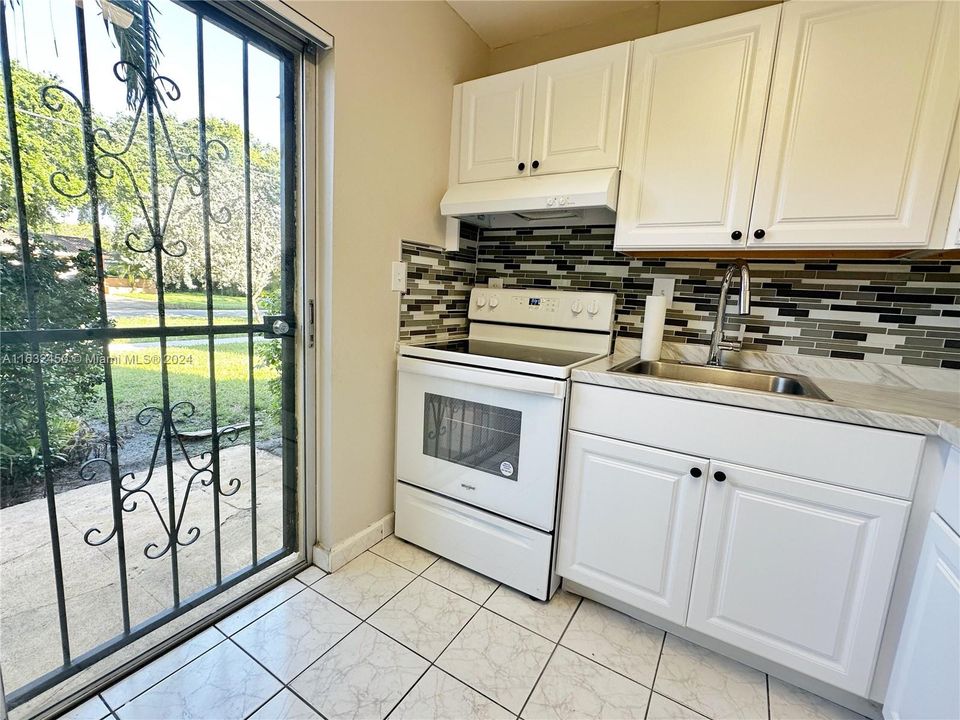 For Sale: $315,000 (2 beds, 1 baths, 954 Square Feet)