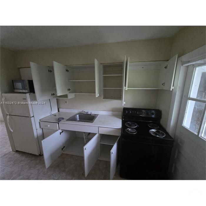 Active With Contract: $1,950 (2 beds, 1 baths, 1479 Square Feet)