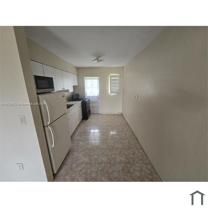 Active With Contract: $1,950 (2 beds, 1 baths, 1479 Square Feet)