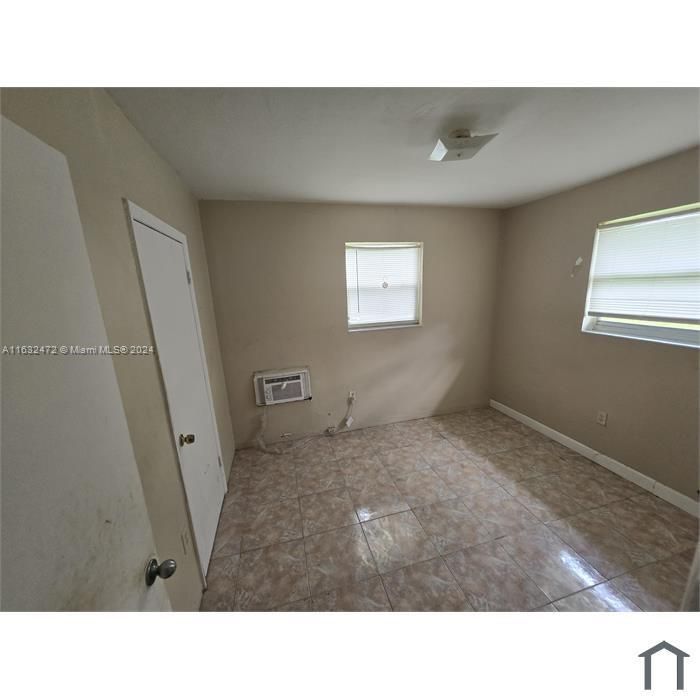 Active With Contract: $1,950 (2 beds, 1 baths, 1479 Square Feet)