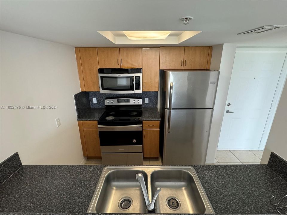 Recently Rented: $2,700 (2 beds, 2 baths, 917 Square Feet)