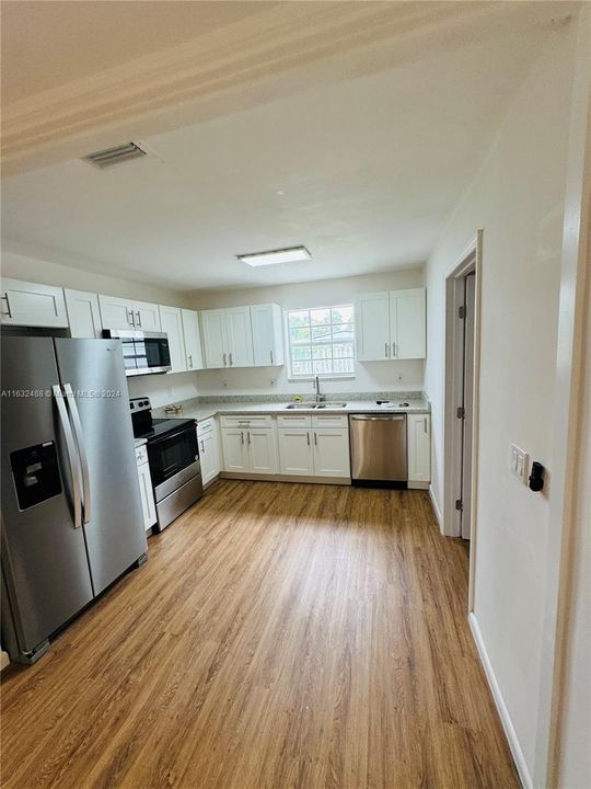 Recently Rented: $3,250 (3 beds, 2 baths, 725 Square Feet)