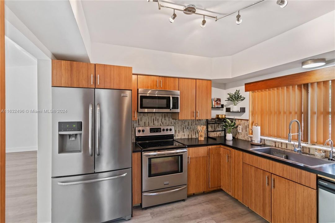 Recently Sold: $520,000 (4 beds, 3 baths, 1690 Square Feet)