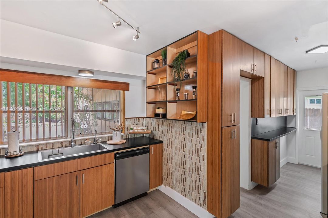 Recently Sold: $520,000 (4 beds, 3 baths, 1690 Square Feet)