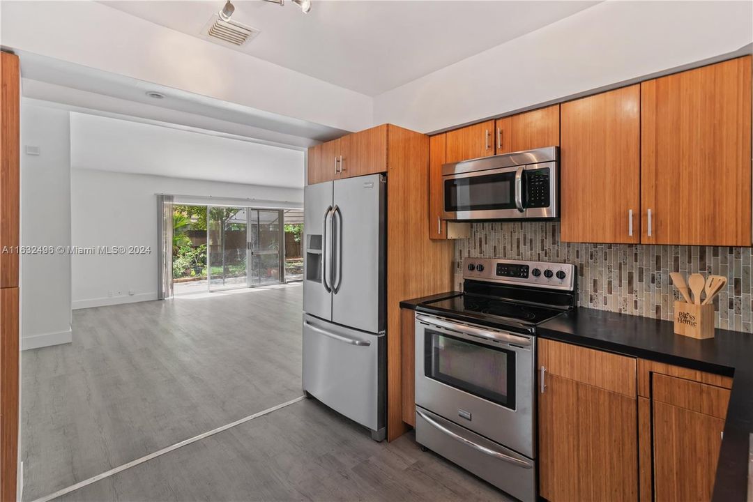 Recently Sold: $520,000 (4 beds, 3 baths, 1690 Square Feet)