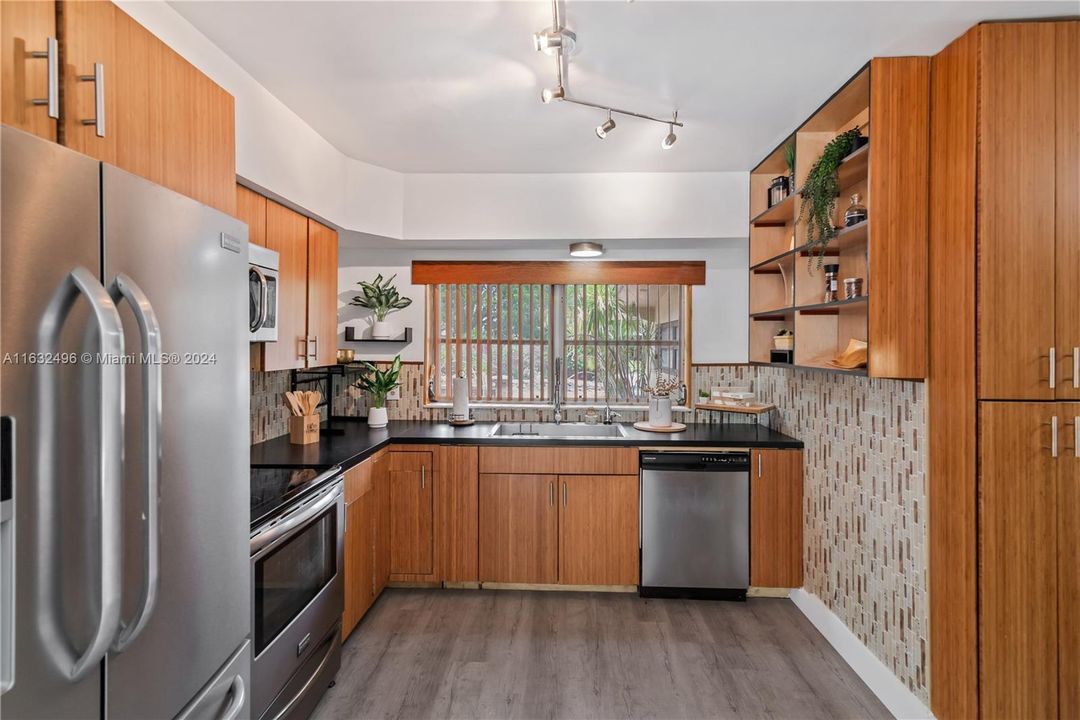 Recently Sold: $520,000 (4 beds, 3 baths, 1690 Square Feet)