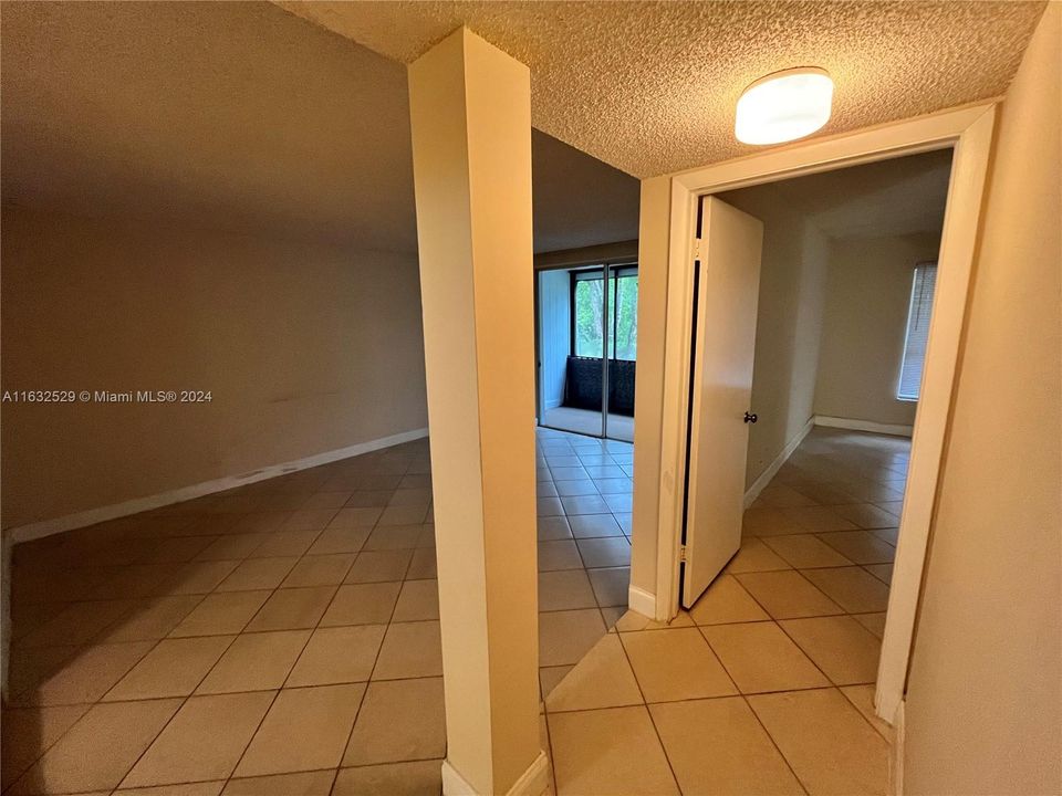 Active With Contract: $1,600 (1 beds, 1 baths, 800 Square Feet)