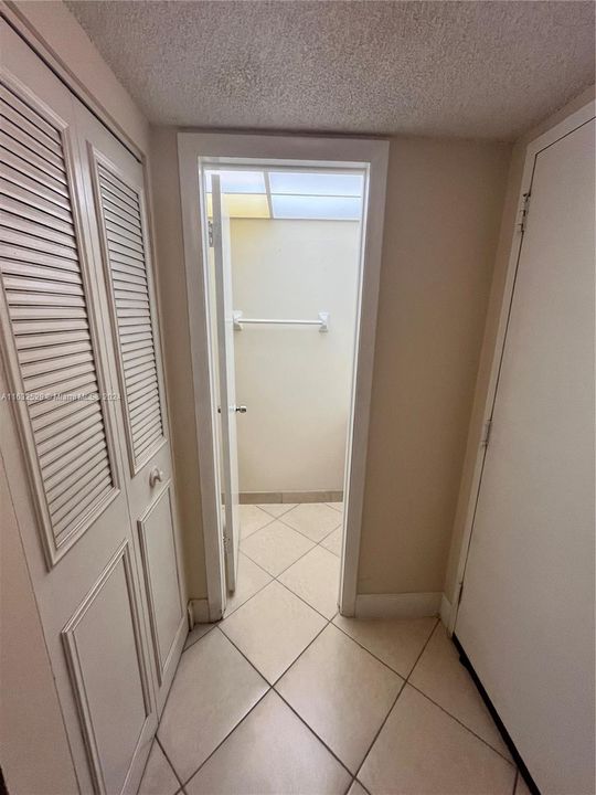 Active With Contract: $1,600 (1 beds, 1 baths, 800 Square Feet)