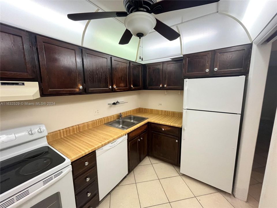 Active With Contract: $1,600 (1 beds, 1 baths, 800 Square Feet)