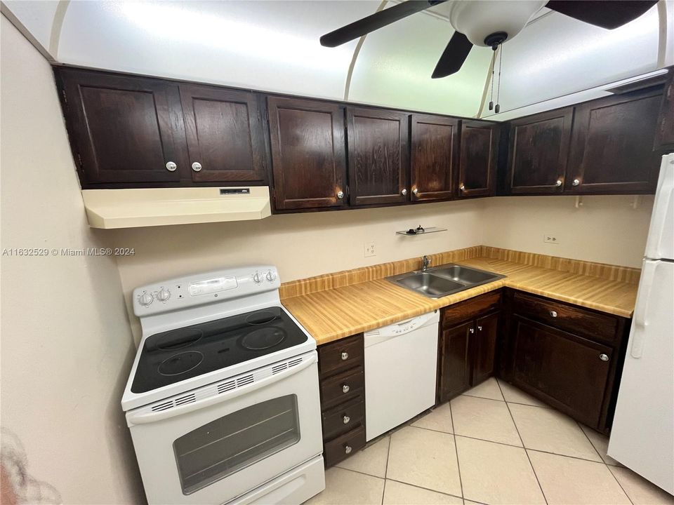 Active With Contract: $1,600 (1 beds, 1 baths, 800 Square Feet)