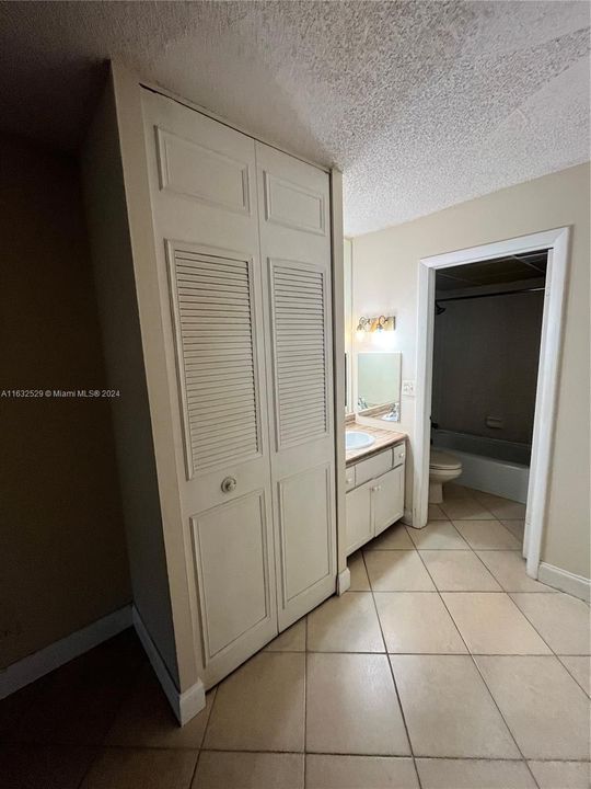 Active With Contract: $1,600 (1 beds, 1 baths, 800 Square Feet)