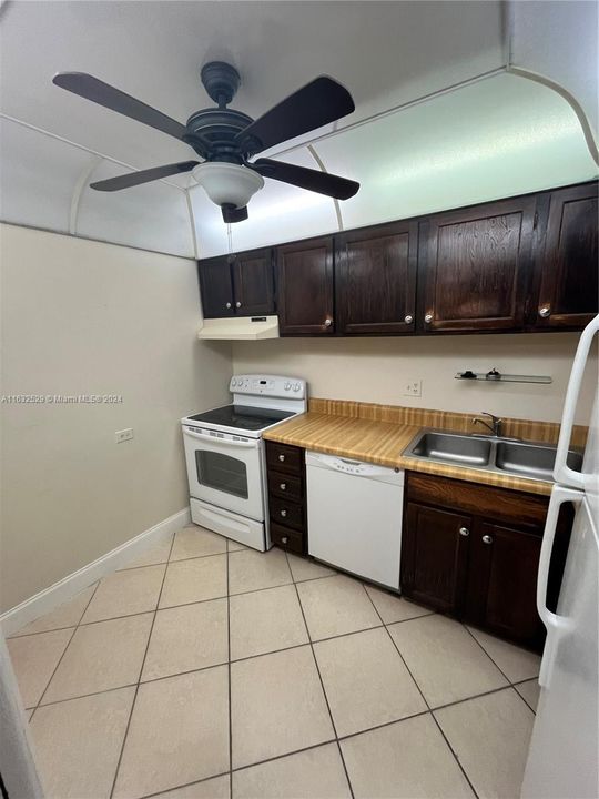 Active With Contract: $1,600 (1 beds, 1 baths, 800 Square Feet)