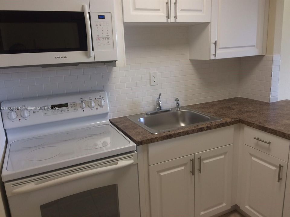 For Rent: $1,950 (1 beds, 1 baths, 605 Square Feet)