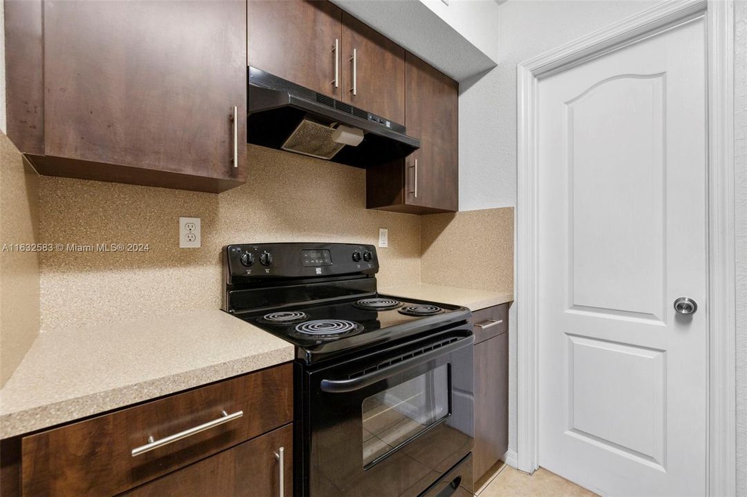 Active With Contract: $1,750 (1 beds, 1 baths, 0 Square Feet)