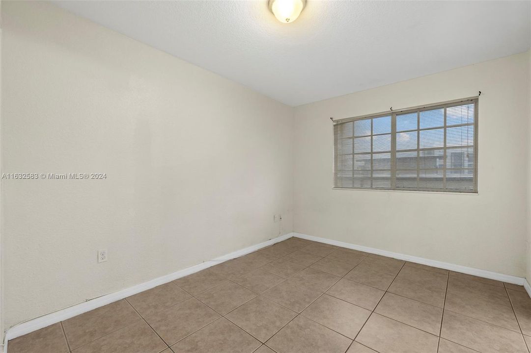 Active With Contract: $1,750 (1 beds, 1 baths, 0 Square Feet)