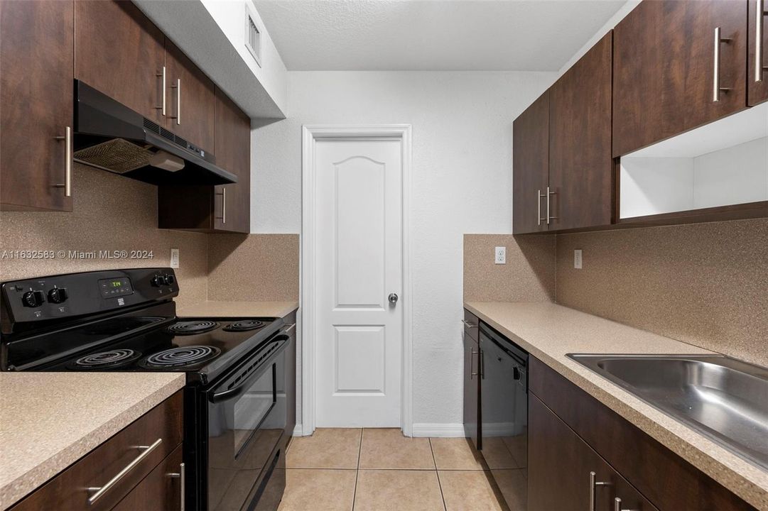 Active With Contract: $1,750 (1 beds, 1 baths, 0 Square Feet)