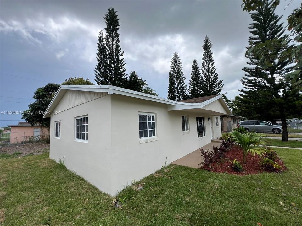 Active With Contract: $509,900 (3 beds, 1 baths, 1104 Square Feet)