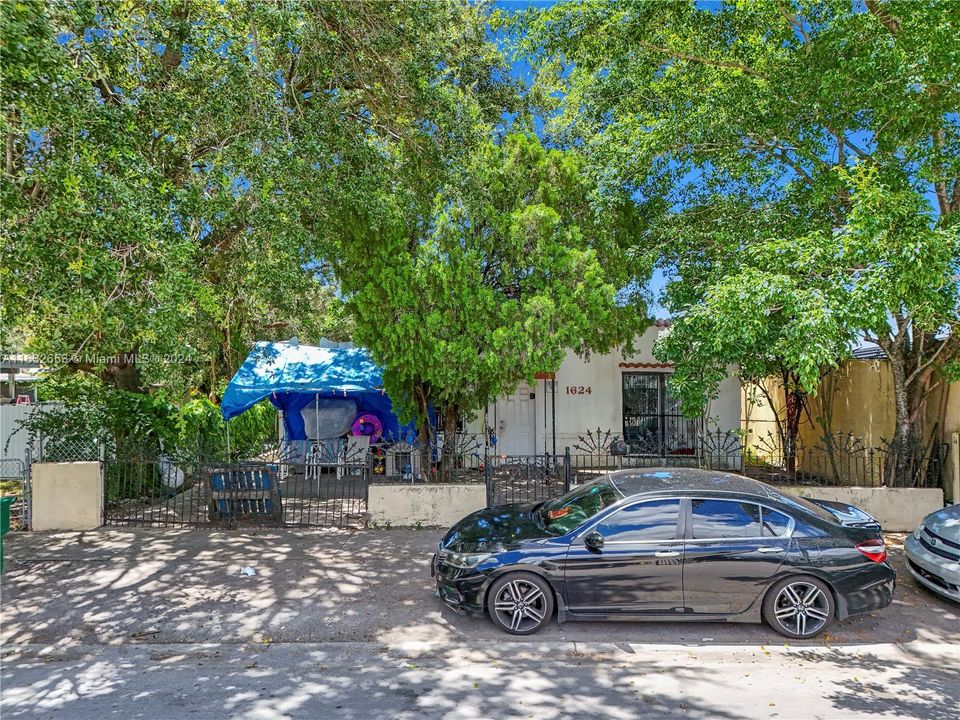 For Sale: $519,000 (2 beds, 1 baths, 1898 Square Feet)