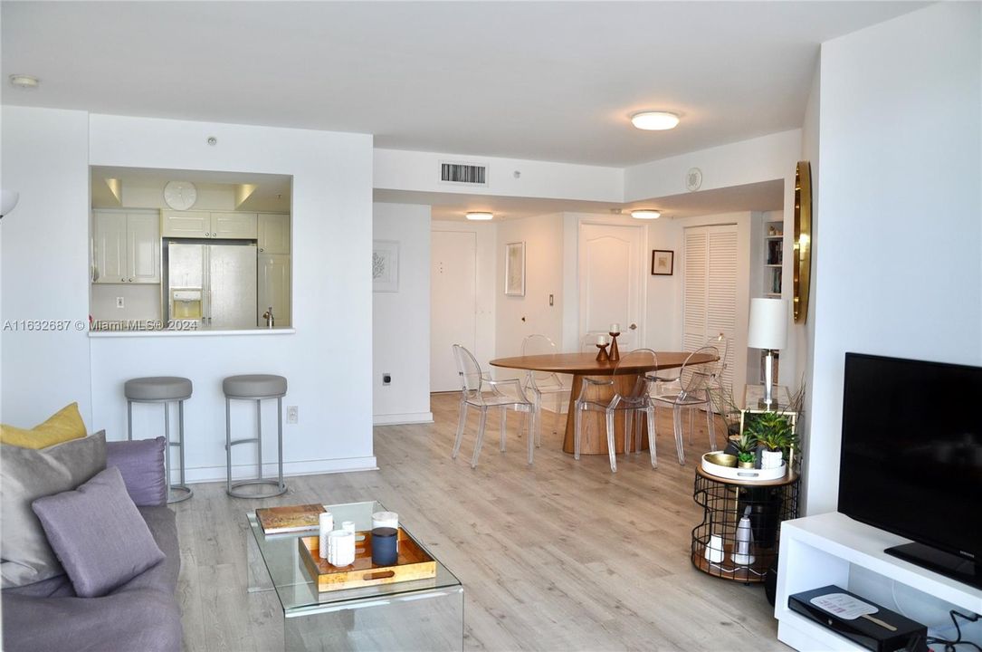 Active With Contract: $5,600 (2 beds, 2 baths, 1250 Square Feet)