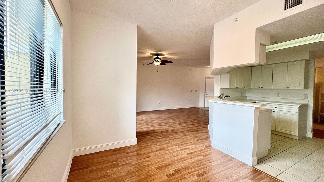 Active With Contract: $2,100 (1 beds, 1 baths, 878 Square Feet)