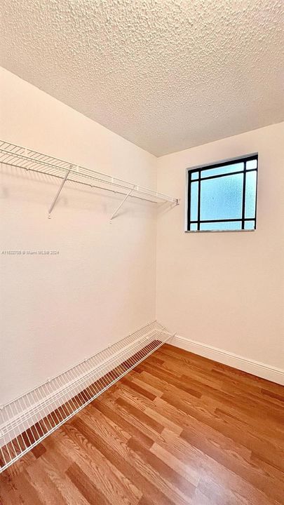 Active With Contract: $2,100 (1 beds, 1 baths, 878 Square Feet)