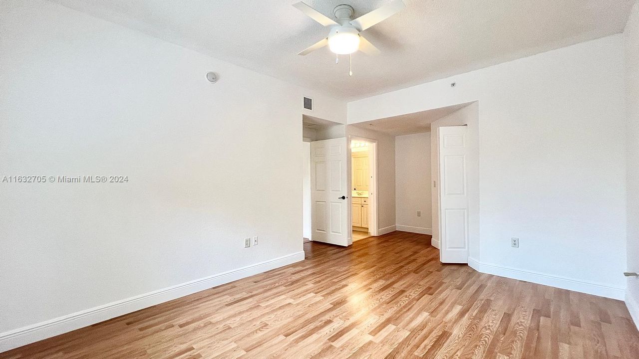 Active With Contract: $2,100 (1 beds, 1 baths, 878 Square Feet)