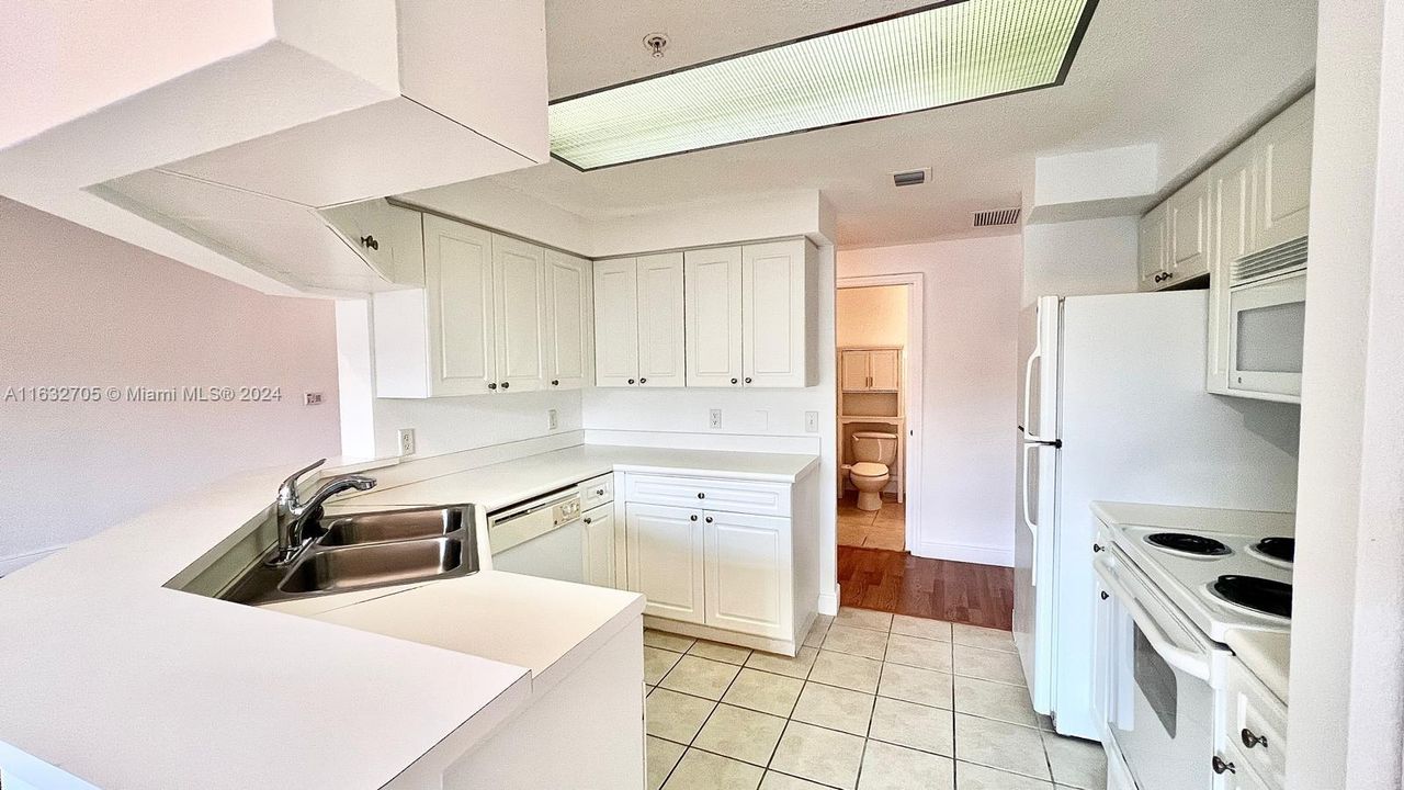 Active With Contract: $2,100 (1 beds, 1 baths, 878 Square Feet)