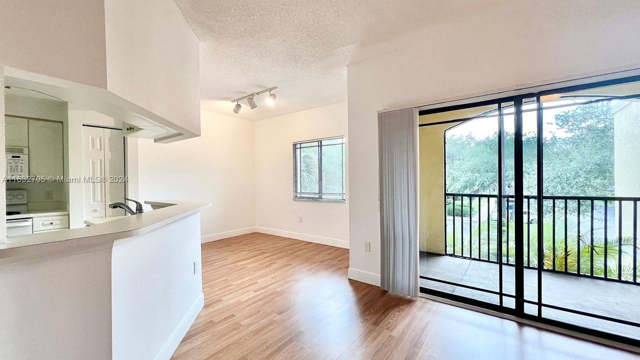 Active With Contract: $2,100 (1 beds, 1 baths, 878 Square Feet)