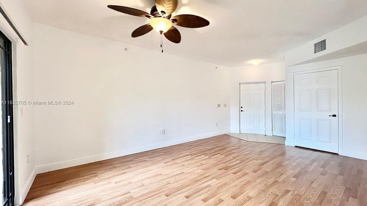 Active With Contract: $2,100 (1 beds, 1 baths, 878 Square Feet)